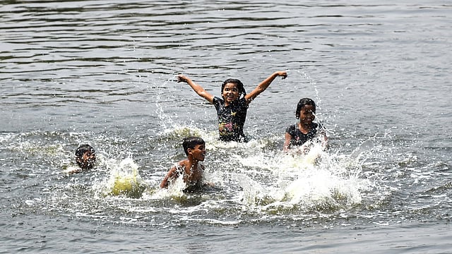 യമുന നദിയില് കുളിക്കാനിറങ്ങിയ കുട്ടികള്