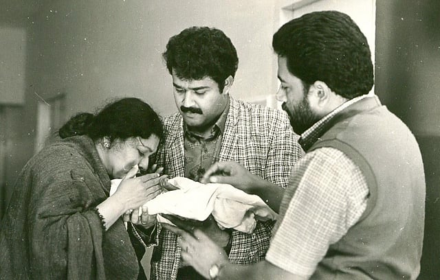 ദശരഥം സിനിമയുടെ ഷൂട്ടിങ്ങിനിടെ മോഹൻലാലും കവിയൂർ പൊന്നമ്മയും സംവിധായകൻ സിബി മലയിലും