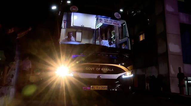 നവകേരള ബസ് ആദ്യ സര്വീസ് ആരംഭിച്ചു; കന്നിയാത്രയിൽ തന്നെ കല്ലുകടി, വാതിൽ കേടായി