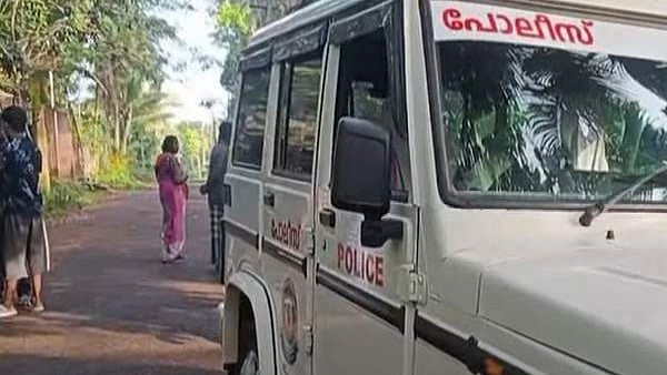 കാസര്കോട് പുലര്ച്ചെ ഉറങ്ങിക്കിടന്ന പത്തുവയസുകാരിയെ തട്ടിക്കൊണ്ടുപോയി, കമ്മല് മോഷ്ടിച്ച് ഉപേക്ഷിച്ചു; കുട്ടി ആശുപത്രിയില്