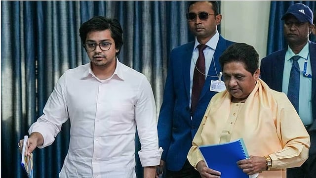 'പക്വതയില്ല'; അനന്തരവൻ ആകാശ് ആനന്ദിനെ പാർട്ടി പദവികളിൽ നിന്നും നീക്കി മായാവതി