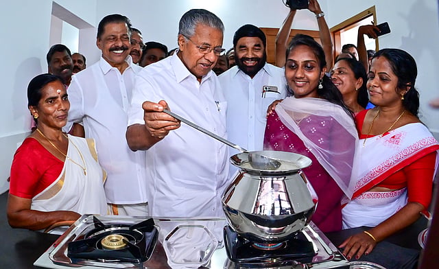 പാലുകാച്ചൽ ചടങ്ങിൽ പങ്കെടുത്ത് മുഖ്യമന്ത്രി