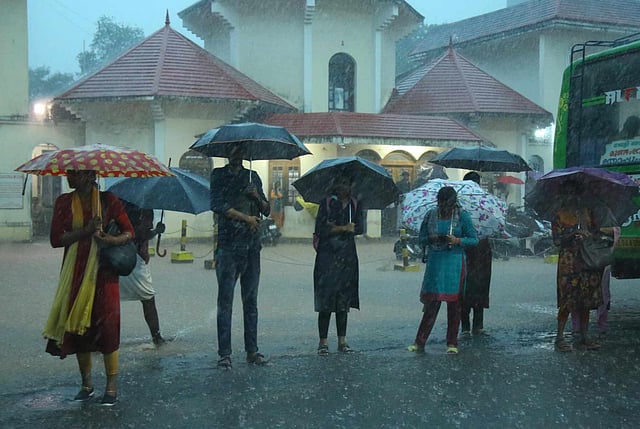 കൊച്ചിയില് പെയ്ത കനത്ത മഴയില് ബസ് കാത്ത് നില്ക്കുന്നവര്