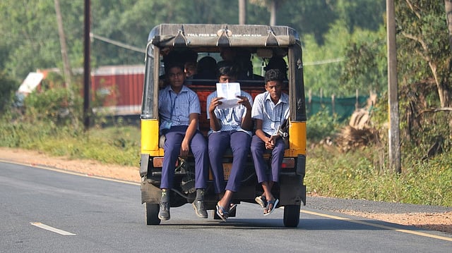 കുട്ടികള്ക്ക് റോഡ് സുരക്ഷയുടെ ആദ്യാക്ഷരങ്ങള്;
റോഡില് ഇറങ്ങിയാല് ശ്രദ്ധിക്കേണ്ട കാര്യങ്ങള്