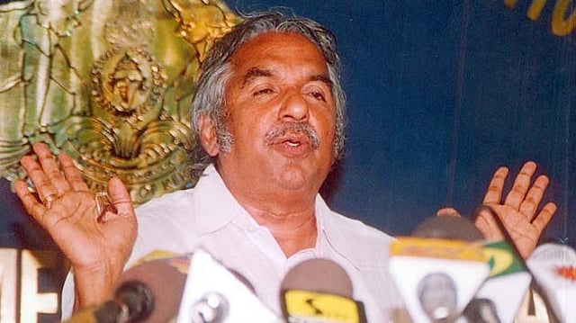 സോളാര് ആരോപണകാലത്ത് മുഖ്യമന്ത്രിയായിരുന്ന ഉമ്മന് മാധ്യമപ്രവര്ത്തകരെ കണ്ട് വിശദീകരണം നല്കുന്നു