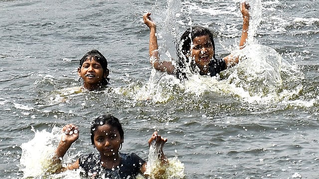 യമുന നദിയില് കുളിക്കാനിറങ്ങിയ കുട്ടികള്