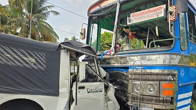 തൃശൂരില് സ്വകാര്യ ബസും ജീപ്പും കൂട്ടിയിടിച്ചു, രണ്ട് മരണം; 12 പേര്ക്ക് പരിക്ക്