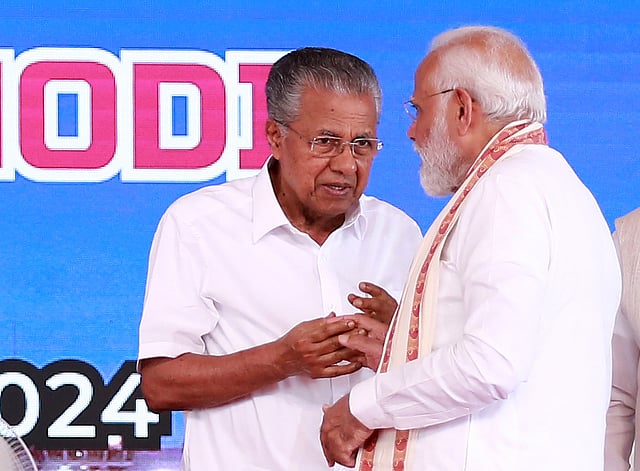 മോദിയോടല്പം കുശലം, പ്രധാനമന്ത്രിക്കൊപ്പം പിണറായി വിജയൻ