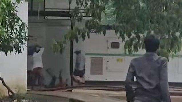 തിരുവനന്തപുരം മെഡിക്കല്‍ കോളജില്‍ യുവാവിന് സംഘം ചേര്‍ന്ന് ക്രൂരമര്‍ദനം; വീഡിയോ വൈറലായതിന് പിന്നാലെ കേസ് എടുത്ത് പൊലീസ്