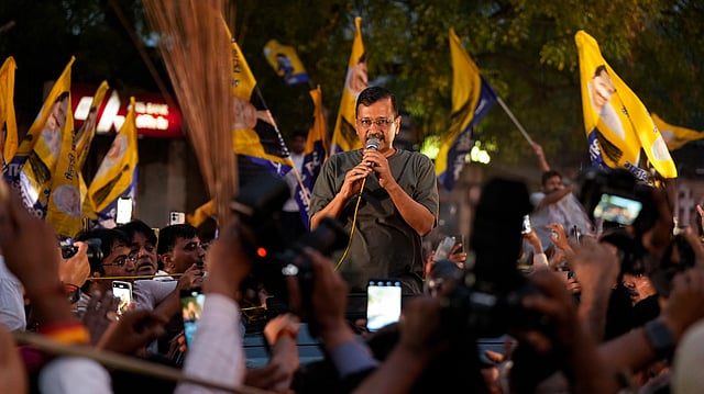തീഹാര് ജയിലിന് പുറത്ത് തടിച്ചു കൂടിയ പ്രവര്ത്തകരെ കെജരിവാള് അഭിസംബോധന ചെയ്യുന്നു