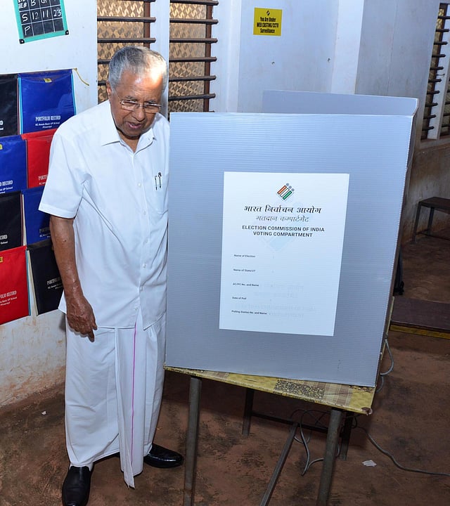 വോട്ടു രേഖപ്പെടുത്തിയ ശേഷം മുഖ്യമന്ത്രി