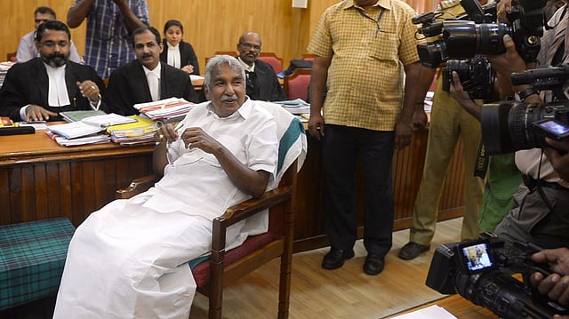സോളാര് കോസ് അന്വേഷിച്ച കമ്മീഷനു മുന്പില് ഉമ്മന്ചാണ്ടി