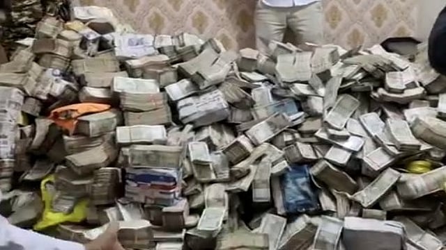 മലപോലെ നോട്ടുകൂമ്പാരം! ; ഝാര്ഖണ്ഡ് മന്ത്രിയുടെ സഹായിയുടെ വീട്ടില് നിന്നും ഇഡി 25 കോടി പിടിച്ചെടുത്തു ( വീഡിയോ)