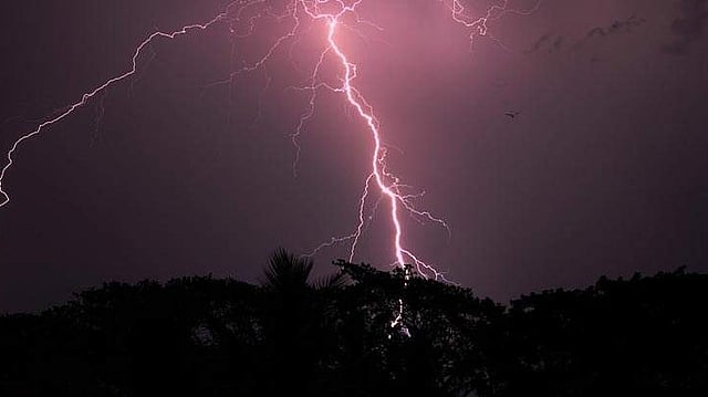 What is lightning? What causes strong lightning in Kerala?