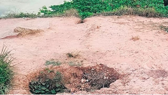 വര്ക്കല ക്ലിഫില് രണ്ടു വലിയ ഗര്ത്തങ്ങള്; നികത്തിയത് ഒരു ലോഡ് മണല് കൊണ്ട്, ആശങ്ക