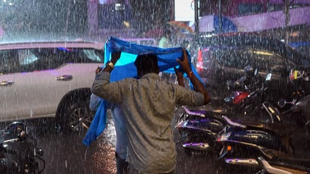 നാലു ജില്ലകളില് റെഡ് അലര്ട്ട്, മൂന്ന് ജില്ലകളില് കനക്കും; വ്യാഴാഴ്ച വരെ തീവ്രമഴയ്ക്ക് സാധ്യത