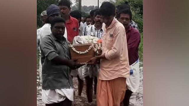 കനത്ത മഴയില്‍ റോഡും പാലവും തകര്‍ന്നു, 80 കാരന്റെ മൃതദേഹം വെള്ളക്കെട്ടിലൂടെ കടന്ന് വീട്ടിലെത്തിച്ചു