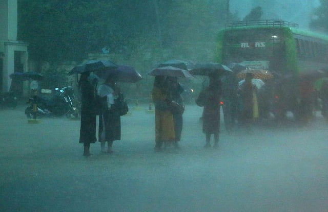 കൊച്ചിയില് പെയ്ത കനത്ത മഴയില് ബസ് കാത്ത് നില്ക്കുന്നവര്
