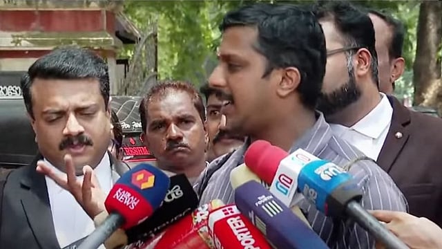 'സഖാവെ ഇരുന്നോളൂ, എംഎല്എയ്ക്ക് മുന് സീറ്റ് ഒഴിഞ്ഞു കൊടുത്തു; മെമ്മറി കാര്ഡ് കാണാതായതില് കണ്ടക്ടറെ സംശയം; അവന് ഡിവൈഎഫ്ഐക്കാരന്'