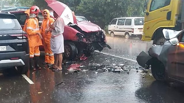 കനത്ത മഴ, മൂവാറ്റുപുഴയിൽ 3 കാറുകൾ കൂട്ടിയിടിച്ചു; 10 പേർക്ക് പരിക്ക്, 4 പേരുടെ നില ഗുരുതരം