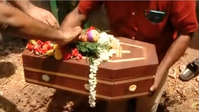 'കുഞ്ഞേ മാപ്പ് !'; കളിപ്പാട്ടവും പൂക്കളും, സല്യൂട്ട് നല്കി പൊലീസ്; നവജാത ശിശുവിന്റെ മൃതദേഹം സംസ്കരിച്ചു