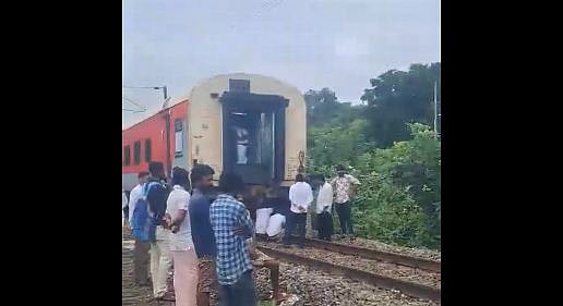 തൃശൂരില്‍ ഓടിക്കൊണ്ടിരുന്ന ട്രെയിനിന്റെ എന്‍ജിനും ബോഗിയും വേര്‍പെട്ടു; അപകടം ഒഴിവായി - വിഡിയോ