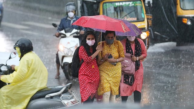 മുന്നറിയിപ്പില് മാറ്റം, തിങ്കളാഴ്ച മുതല് മഴ ശക്തമാകും; നാലു ജില്ലകളില് യെല്ലോ അലര്ട്ട്