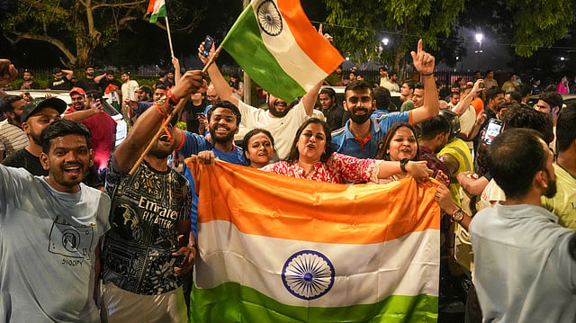 ഇന്ത്യ ഗേറ്റിന് മുന്നില് ആരാധകരുടെ തിരക്ക്