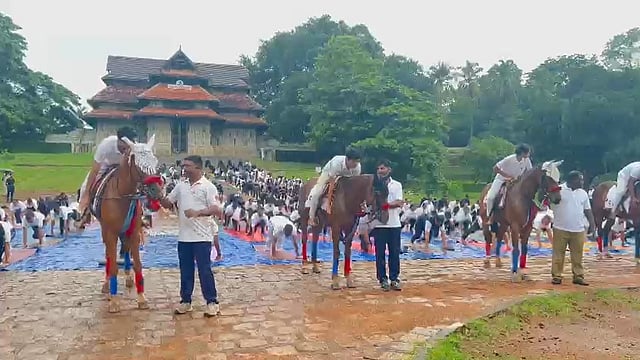 കുതിരപ്പുറത്ത് യോഗാഭ്യാസം, മഴയെ അവഗണിച്ച് എന്സിസി കേഡറ്റുകള്