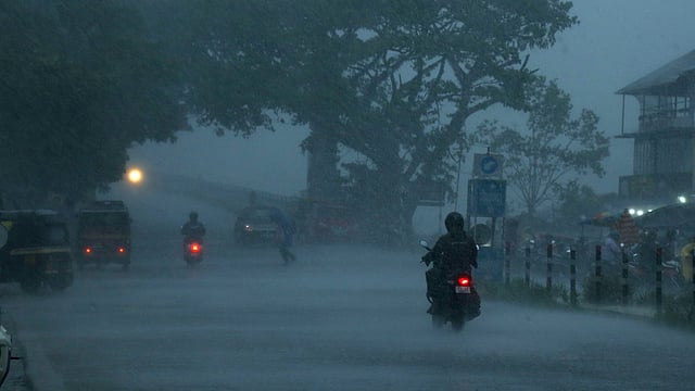 കനത്ത മഴ; ഇടുക്കിയില് ഇന്നും രാത്രി യാത്രാ നിരോധനം