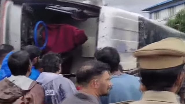 കൊച്ചി അപകടം: മറിഞ്ഞ ബസിന്റെ അടിയില്പ്പെട്ട ബൈക്ക് യാത്രക്കാരന് മരിച്ചു, 12 പേര് ചികിത്സയില്