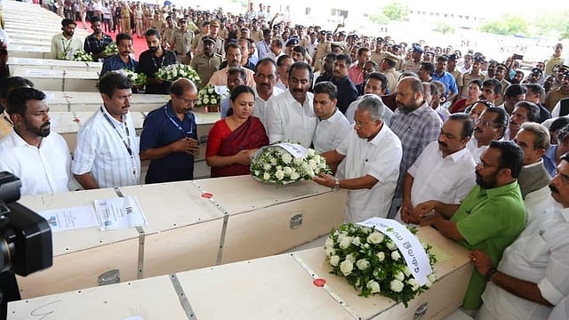 കണ്ണീര്പൂക്കളോടെ കേരളത്തിന്റെ അന്ത്യാഞ്ജലി; അന്ത്യയാത്രയ്ക്കായി വീടുകളിലേക്ക്