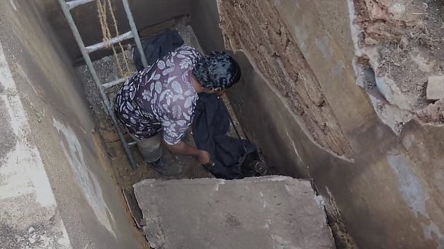 ആള്‍താമസമില്ലാത്ത വീടിന്റെ സെപ്റ്റിക് ടാങ്കില്‍ പടുകൂറ്റന്‍ മലമ്പാമ്പ് ( വീഡിയോ)