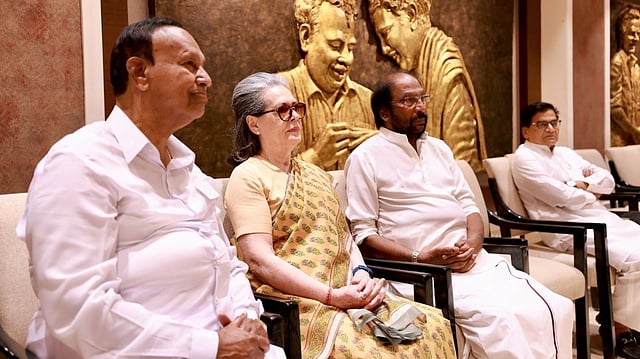 'കാത്തിരുന്ന് കാണൂ, എക്‌സിറ്റ് പോളിന് വിപരീതമായിരിക്കും യഥാര്‍ത്ഥ ഫലങ്ങള്‍': സോണിയാഗാന്ധി