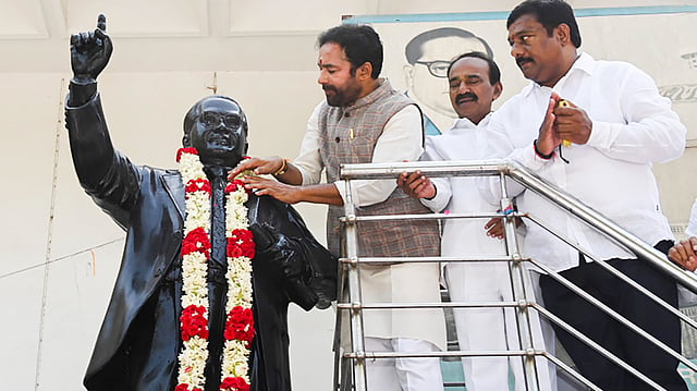 അംബേദ്കർ പ്രതിമയിൽ ഹാരാർപ്പണം നടത്തുന്ന കേന്ദ്ര മന്ത്രി ജി കിഷൻ റെഡ്ഡി