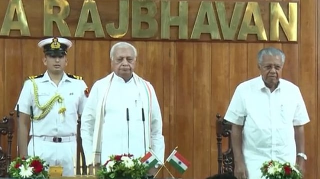 'പിണക്കം മറന്നു'; ചായസല്‍ക്കാരത്തില്‍ ഒന്നിച്ച് ഗവര്‍ണറും മുഖ്യമന്ത്രിയും