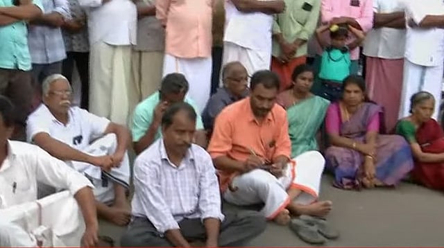 വയനാട്ടിൽ രണ്ട് ദിവസത്തിനിടെ കടുവ കൊന്നത് മൂന്ന് പശുക്കളെ; ജഡവുമായി നടുറോഡിൽ നാട്ടുകാരുടെ കുത്തിയിരിപ്പ് സമരം