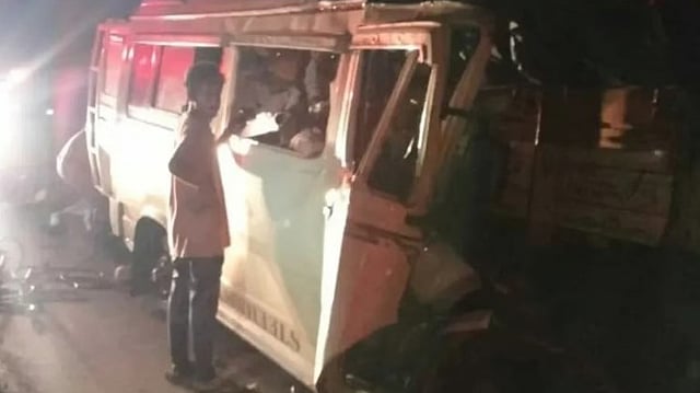 മിനി ബസ് ട്രക്കിലേക്ക് ഇടിച്ചു കയറി; കർണാടകയിൽ 13 തീർഥാടകർ മരിച്ചു
