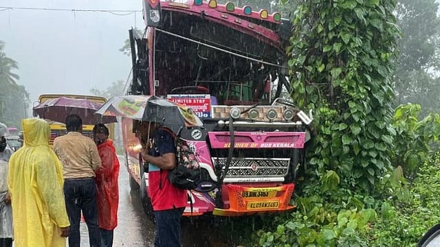 കനത്ത മഴയിൽ സ്വകാര്യ ബസ് നിയന്ത്രണം വിട്ട് മരത്തില്‍ ഇടിച്ചു; 18 പേർക്ക് പരിക്ക്