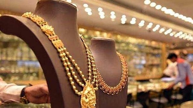 ഒറ്റയടിക്ക് 560 രൂപ വര്ധിച്ചു; 53,000 കടന്ന് കുതിച്ച് സ്വര്ണവില