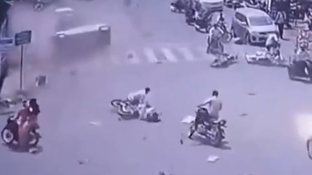 അമിത വേ​ഗതയിൽ എത്തിയ കാർ അഞ്ച് ബൈക്കുകളെ ഇടിച്ചു തെറിപ്പിച്ചു; 3 മരണം, ഞെട്ടിക്കുന്ന അപകടം (വീഡിയോ)