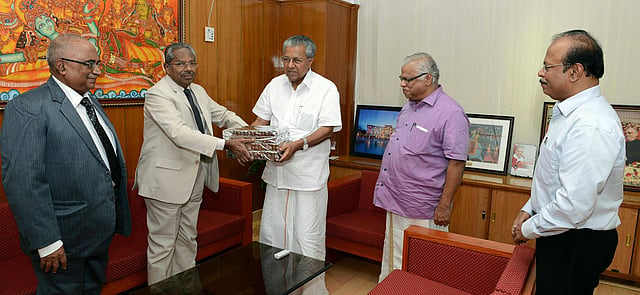 സോളാര് കമ്മീഷന് റിപ്പോര്ട്ട് മുഖ്യമന്ത്രിക്ക് കൈമാറിയപ്പോള്