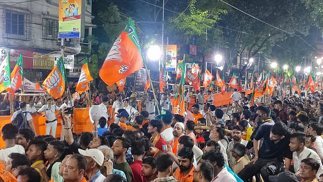 ബംഗാളില്‍ ഇഞ്ചോടിഞ്ച്;  ബിജെപി 18, തൃണമൂല്‍ 16, കോണ്‍ഗ്രസ് സിപിഎം സഖ്യം മൂന്നിടത്ത്
