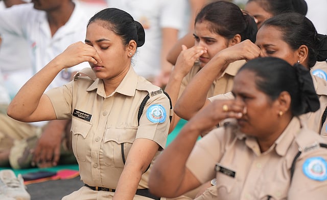 മഹാരാഷ്ട്രയില് ഹോം ഗാര്ഡ് യോഗ ചെയ്യുന്നു