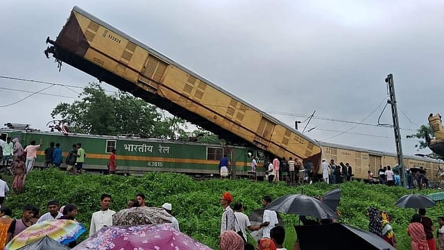 ബംഗാളില് ട്രെയിനുകള് കൂട്ടിയിടിച്ചു; എട്ട് മരണം; നിരവധി പേര്ക്ക് പരിക്ക്; വീഡിയോ