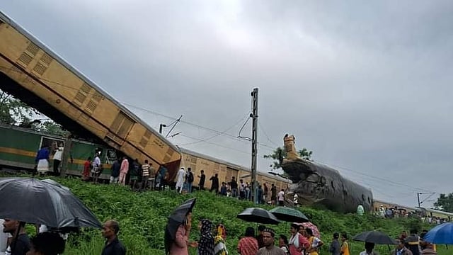 റെഡ് സിഗ്നല് മറികടന്ന് കാഞ്ചന്ജംഗ എക്സ്പ്രസിലേക്ക് ചരക്ക് തീവണ്ടി ഇടിച്ചുകയറി; മരണം 15 ആയി; ധനസഹായം പ്രഖ്യാപിച്ച് കേന്ദ്രസര്ക്കാര്