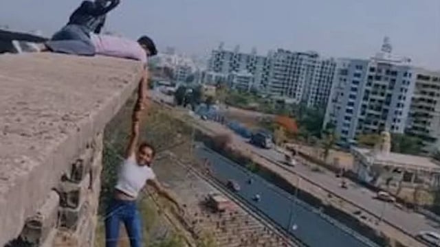 മരണക്കളി! കെട്ടിടത്തിനു മുകളില് യുവാവിന്റെ കൈയില് തൂങ്ങിക്കിടന്ന് യുവതി; റീല്സ് ചിത്രീകരണം, വിഡിയോ