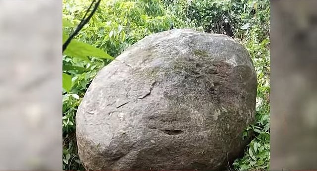 രാത്രിയില്‍ ഉഗ്രശബ്ദം; ഒന്നും മനസിലാകാതെ നാട്ടുകാര്‍; പുലര്‍ച്ചെ കണ്ടത് കൂറ്റന്‍ പാറക്കല്ല്