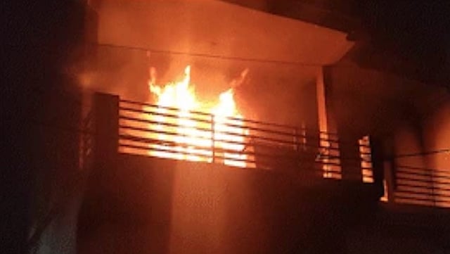വീടിന് തീപിടിച്ചു; യുപിയില് പിഞ്ച് കുഞ്ഞ് ഉള്പ്പടെ ഒരു കുടുംബത്തിലെ അഞ്ച് പേര് വെന്തുമരിച്ചു; വീഡിയോ
