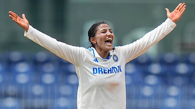 കൂറ്റന് സ്കോറിനു മുന്നില് വിയര്ത്ത് ദക്ഷിണാഫ്രിക്ക വനിതകള്, 4 വിക്കറ്റുകള് നഷ്ടം; പൊരുതുന്നു
